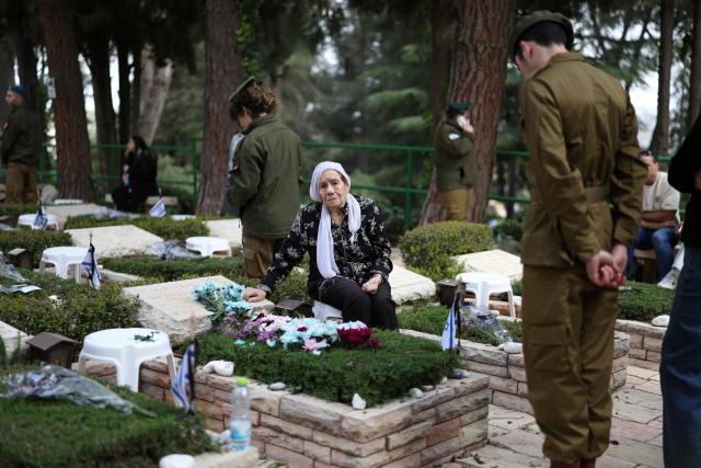 Israelis gather at the Military Cemetery on Mount Herzl commemorating Israel's Remembrance Day for fallen soldiers or Yom HaZikaron, in Jerusalem on April 21, 2026. (Photo by Ilia YEFIMOVICH / AFP)