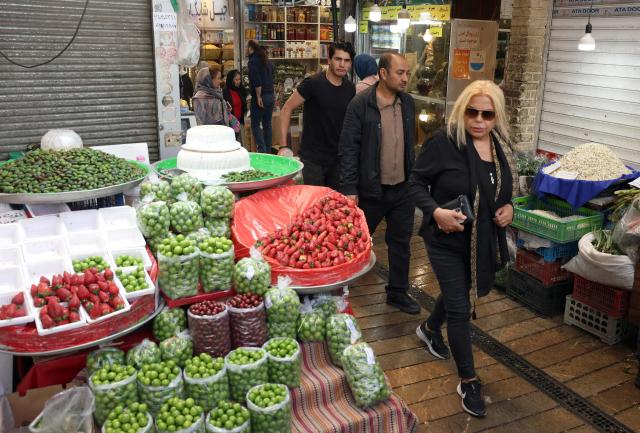 Iranians shop for fruit and vegtables in a market, in northern Tehran on April 21 2026, amid a ceasefire in the region. With the end of a two-week ceasefire approaching, the White House said US Vice President was ready to return to Pakistan for fresh negotiations to end a conflict that has sent crude soaring and revived inflation fears. (Photo by AFP) / 
