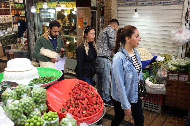 Iranians shop for fruit and vegtables in a market, in northern Tehran on April 21 2026, amid a ceasefire in the region. With the end of a two-week ceasefire approaching, the White House said US Vice President was ready to return to Pakistan for fresh negotiations to end a conflict that has sent crude soaring and revived inflation fears. (Photo by AFP) / 