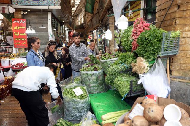 Iranians shop for fruit and vegtables in a market, in northern Tehran on April 21 2026, amid a ceasefire in the region. With the end of a two-week ceasefire approaching, the White House said US Vice President was ready to return to Pakistan for fresh negotiations to end a conflict that has sent crude soaring and revived inflation fears. (Photo by AFP) / 