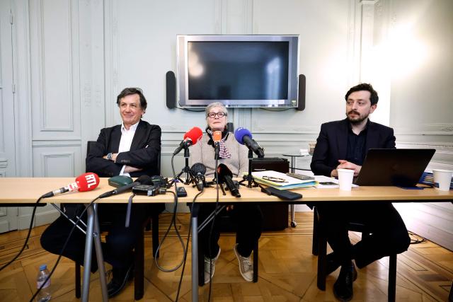 Fabienne Boulin-Burgeat (C) and her lawyers Didier Seban (L) and Antoine Sauvestre-Vinci (R) hold a press conference in Paris on April 21, 2026, four days after Versailles Public Prosecutor’s Office announced that it had requested the transfer of the judicial inquiry into the 1979 death of former minister Robert Boulin, Fabienne Boulin-Burgeat's father, to the cold cases unit of Nanterre. The body of Robert Boulin, aged 59, Minister of Labour in Raymond Barre’s government, was found in October 1979 in a pond in the Rambouillet Forest (Yvelines). Although investigators at the time concluded that he had committed suicide by drowning after taking barbiturates, his family disputes this account and believes he was murdered, as the minister had just come under scrutiny regarding the circumstances surrounding the purchase of a plot of land in Ramatuelle (Var). (Photo by SIMON WOHLFAHRT / AFP)