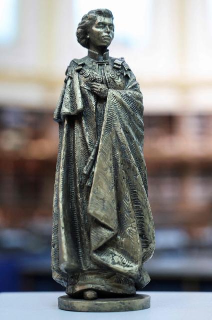 A scaled sculpture by artist Martin Jennings, depicting Britain's Queen Elizabeth II in her 20s, and dressed in the robes of the Order of the Garter, is pictured during a presentation for the final design recommendation for the Queen Elizabeth Memorial, at the British Museum in central London on April 21, 2026, on the day marking what would have been the late monarch's 100th birthday. (Photo by Toby Melville / POOL / AFP)