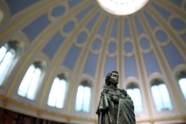 A scaled sculpture by artist Martin Jennings, depicting Britain's Queen Elizabeth II in her 20s, and dressed in the robes of the Order of the Garter, is pictured during a presentation for the final design recommendation for the Queen Elizabeth Memorial, at the British Museum in central London on April 21, 2026, on the day marking what would have been the late monarch's 100th birthday. (Photo by Toby Melville / POOL / AFP)