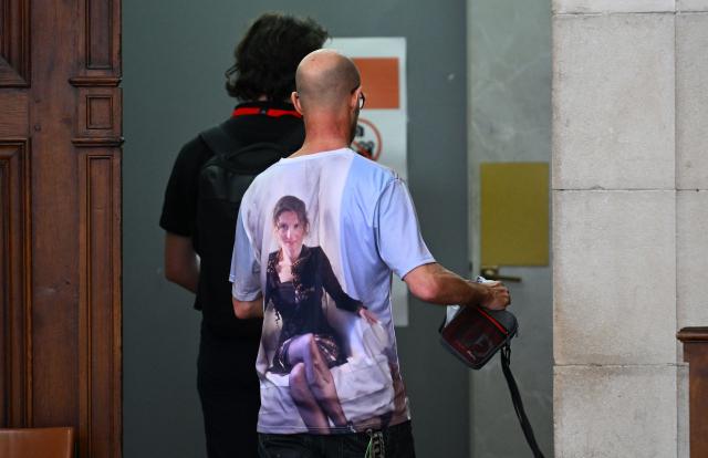 Agnes Lassalle's partner Stephane Voirin enters the Pau courthouse as he wears a t-shirt honouring his late wife on the first day of the trial of her murderer in Pau, south-western France on April 21, 2026. The trial of the student accused of murdering Agnes Lassalle, a Spanish teacher stabbed to death in her classroom in 2023 in Saint-Jean-de-Luz, opened on April 21, 2026, behind closed doors before the juvenile assize court of the Pyrenees-Atlantiques, as judges examine in particular the criminal responsibility of the accused. (Photo by Gaizka IROZ / AFP)
