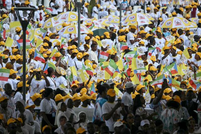 Residents gather ahead of the arrival of Pope Leo XIV to meet with the World of Culture at the Leon XIV Campus of the National University in Malabo on the ninth day of an 11-day apostolic journey to Africa, on April 21, 2026. (Photo by Alberto PIZZOLI / AFP)