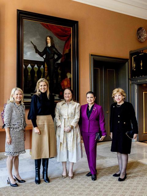 Dutch Queen Máxima (2ndL) poses as she receives US Ambassador to the Netherlands' wife Christine Popolo (L), First Lady of the US State of Texas Cecilia Abbott, Executive Director of Texas' Economic Development & Tourism Office Adriana Cruz and Secretary of the US State of Texas Jane Nelson at Huis ten Bosch Palace, in The Hague on April 21, 2026. (Photo by Albert Nieboer / POOL / AFP) / Netherlands OUT