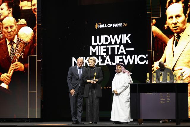 International Basketball Federation (FIBA) Sheikh Saud Ali Al Thani (R) presents the award for Polish player and coach Ludwik Mietta Mikolajewicz to his daughter and son-in-law at the FIBA Hall of Fame 2026 Induction ceremony in Berlin on April 21, 2026. (Photo by Odd ANDERSEN / AFP)