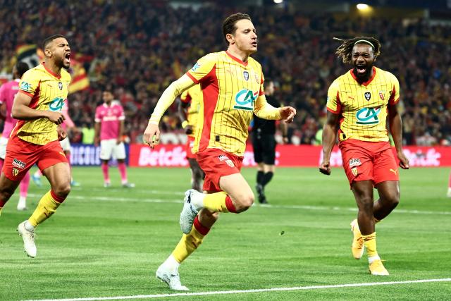 Lens' French forward #10 Florian Thauvin (C) celebrates with French forward Allan Saint-Maximin (R) after scoring his team's first goal during the French Cup semi-final football match between and RC Lens and Toulouse FC at the Stade Bollaert-Delelis in Lens, northern France on April 21, 2026. (Photo by Sameer AL-DOUMY / AFP)