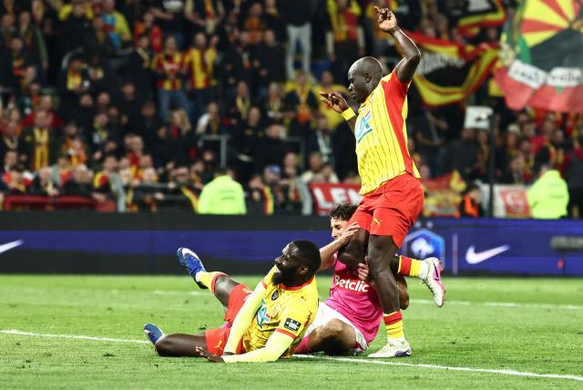 Lens' French defender #20 Malang Sarr, Toulouse's French forward #37 Ilyas Azizi (C) and Lens' DR Congo defender Arthur Masuaku fight for the ball during the French Cup semi-final football match between and RC Lens and Toulouse FC at the Stade Bollaert-Delelis in Lens, northern France on April 21, 2026. (Photo by Sameer AL-DOUMY / AFP)