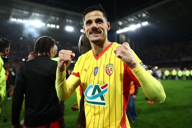 Lens' French forward #07 Florian Sotoca celebrates after his teams's victory at the end of the French Cup semi-final football match between and RC Lens and Toulouse FC at the Stade Bollaert-Delelis in Lens, northern France on April 21, 2026. (Photo by Sameer AL-DOUMY / AFP)