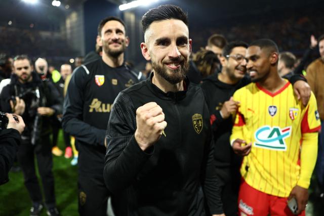 Lens' French midfielder #28 Adrien Thomasson celebrates after his teams's victory at the end of the French Cup semi-final football match between and RC Lens and Toulouse FC at the Stade Bollaert-Delelis in Lens, northern France on April 21, 2026. (Photo by Sameer AL-DOUMY / AFP)