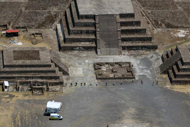 This aerial view shows forensic experts and prosecutor’s office personnel working at the Teotihuacan archaeological zone following a shooting in Teotihuacan, State of Mexico, on April 21, 2026. Mexican authorities said on April 21, 2026, that the man who killed a Canadian woman and wounded 13 others the day before at the famed Teotihuacan pyramids had planned the attack in advance. (Photo by RAY MARMOLEJO / AFP)