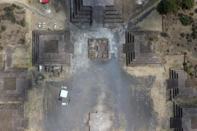 This aerial view shows forensic experts and prosecutor’s office personnel working at the Teotihuacan archaeological zone following a shooting in Teotihuacan, State of Mexico, on April 21, 2026. Mexican authorities said on April 21, 2026, that the man who killed a Canadian woman and wounded 13 others the day before at the famed Teotihuacan pyramids had planned the attack in advance. (Photo by RAY MARMOLEJO / AFP)