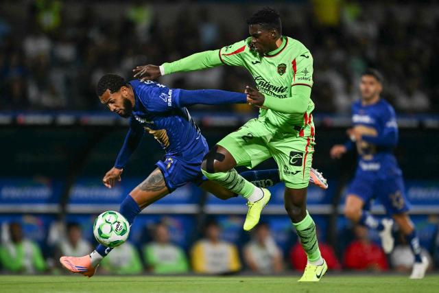 Pumas' Brazilian forward #23 Juninho Vieira (L) and Juarez's Colombian defender #02 Jesus Murillo fight for the ball during a Pumas vs Juarez Mexican League football match in Mexico City on April 21, 2026. (Photo by YURI CORTEZ / AFP)