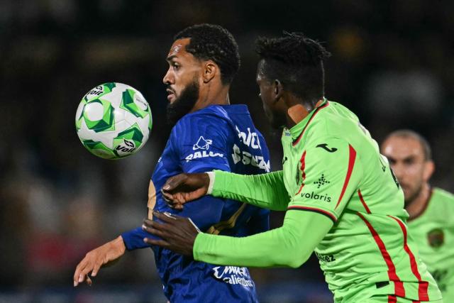 Pumas' Brazilian forward #23 Juninho Vieira (L) and Juarez's Colombian defender #02 Jesus Murillo fight for the ball during a Pumas vs Juarez Mexican League football match in Mexico City on April 21, 2026. (Photo by YURI CORTEZ / AFP)