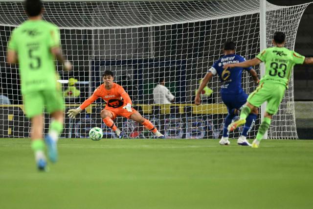 Juarez's defender #33 Francisco Nevarez (R) shoots and scores against Pumas' goalkeeper #35 Pablo Lara during a Pumas vs Juarez Mexican League football match in Mexico City on April 21, 2026. (Photo by YURI CORTEZ / AFP)
