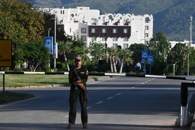 A policer officer stands guard near the Serena Hotel at the Red Zone area in Islamabad on April 22, 2026. Pakistani Prime Minister Shehbaz Sharif thanked US President Donald Trump on April 22, for extending a ceasefire with Iran that had been soon set to expire and urged both sides to continue talks. (Photo by Aamir QURESHI / AFP)