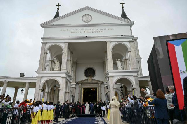 Pope Leo XIV (C) arrives to lead a Holy Mass at the Basilica of the Immaculate Conception in Mongomo on the tenth day of an 11-day apostolic journey to Africa, on April 22, 2026. (Photo by Alberto PIZZOLI / AFP)