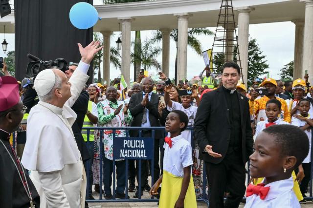 Pope Leo XIV reaches for a balloon as he arrives to lead a Holy Mass at the Basilica of the Immaculate Conception in Mongomo on the tenth day of an 11-day apostolic journey to Africa, on April 22, 2026. (Photo by Alberto PIZZOLI / AFP)