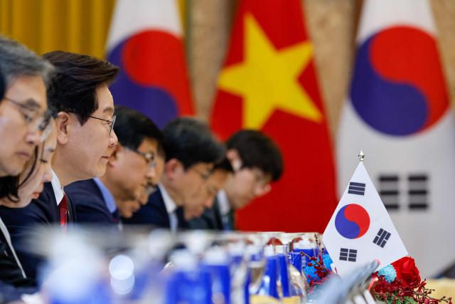 South Korean President Lee Jae Myung (2nd L) and his delegation meets with Vietnam's President To Lam at the Presidential Palace in Hanoi on April 22, 2026. Vietnam's top leader To Lam, who became president in early April assuming a dual role as head of state and of the ruling Communist Party, hosted South Korean President Lee Jae Myung in Hanoi on April 22, a meeting that was expected to yield multiple cooperative agreements. (Photo by LUONG THAI LINH / POOL / AFP)