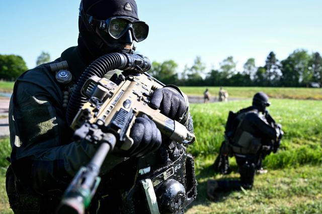 France's army combat divers from the 3rd Engineer Regiment take part in a training session by Lake Amance, with the support of Belgium’s army combat divers, as part of the ORION 26 military exercise in Radonvilliers, northeastern France, on April 22, 2026. (Photo by Jean-Christophe VERHAEGEN / AFP)