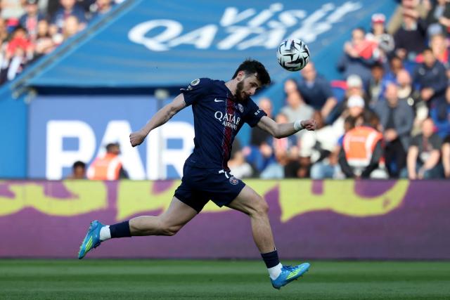 Paris Saint-Germain's Georgian forward #07 Khvicha Kvaratskhelia heads the ball during the French L1 football match between Paris Saint-Germain (PSG) and FC Nantes at the Parc des Princes stadium in Paris on April 22, 2026. (Photo by FRANCK FIFE / AFP)