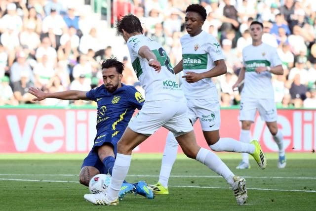 Atletico Madrid's Argentine midfielder #23 Nico Gonzalez (L) scores the opening goal during the Spanish league football match between Elche CF and Club Atletico Madrid at Martinez Valero Stadium in Elche on April 22, 2026. (Photo by JOSE JORDAN / AFP)