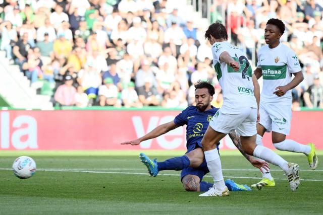Atletico Madrid's Argentine midfielder #23 Nico Gonzalez (L) scores the opening goal during the Spanish league football match between Elche CF and Club Atletico Madrid at Martinez Valero Stadium in Elche on April 22, 2026. (Photo by JOSE JORDAN / AFP)