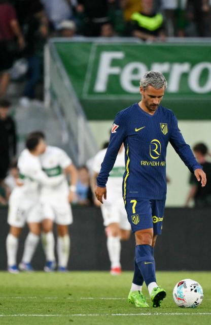 Atletico Madrid's French forward #07 Antoine Griezmann reacts to Elche's third goal scored by Elche's Portuguese forward #09 Andre Silva during the Spanish league football match between Elche CF and Club Atletico Madrid at Martinez Valero Stadium in Elche on April 22, 2026. (Photo by JOSE JORDAN / AFP)