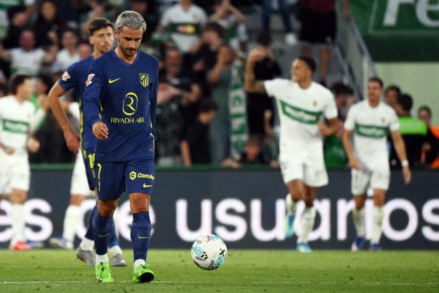 Atletico Madrid's French forward #07 Antoine Griezmann reacts to Elche's third goal scored by Elche's Portuguese forward #09 Andre Silva during the Spanish league football match between Elche CF and Club Atletico Madrid at Martinez Valero Stadium in Elche on April 22, 2026. (Photo by JOSE JORDAN / AFP)