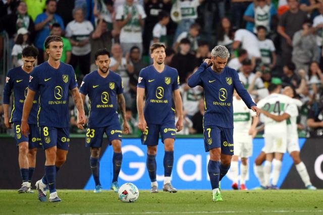 Atletico Madrid's French forward #07 Antoine Griezmann and teammates react to Elche's third goal scored by Elche's Portuguese forward #09 Andre Silva during the Spanish league football match between Elche CF and Club Atletico Madrid at Martinez Valero Stadium in Elche on April 22, 2026. (Photo by JOSE JORDAN / AFP)