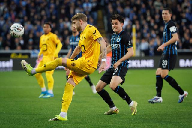 Mechelen's Belgium forward #17 Mathis Servais fights for the ball with Club Brugge's Norwegian midfielder #10 Hugo Vetlesen during the fourth day of the Champion's Play-offs of the 2025-2026 Belgian championship Pro League first division football match between Club Brugge and KV Mechelen at the Jan Breydel Stadium in Bruges on April 22, 2026. (Photo by KURT DESPLENTER / BELGA / AFP) / Belgium OUT