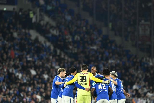 Strasbourg's players form a huddle ahead of the French Cup semi-final football match between RC Strasbourg Alsace and OGC Nice at the Stade de la Meinau in Strasbourg, eastern France, on April 22, 2026. (Photo by SEBASTIEN BOZON / AFP)