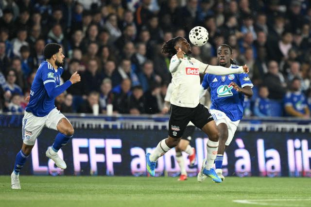 Nice's French forward #11 Elye Wahi (C) controls the ball in front of Strasbourg's French defender #06 Ismael Doukoure (R) during the French L1 football match between OGC Nice and RC Strasbourg Alsace at the Allianz Riviera Stadium in Nice, south-eastern France, on January 3, 2026. (Photo by SEBASTIEN BOZON / AFP)