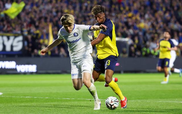 Gent's Japanese defender #04 Daiki Hashioka fights for the ball with Union's Ecouadorian forward #13 Kevin Rodriguez during the Belgian "Pro League" First Division football match between KAA Gent and Royale Union Saint-Gilloise in Brussels on April 22, 2026. (Photo by VIRGINIE LEFOUR / Belga / AFP) / Belgium OUT
