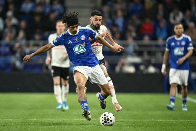 Strasbourg's Polish midfielder #08 Maxi Oyedele (CL) and Nice's French midfielder #08 Morgan Sanson (CR) fight for the ball during the French Cup semi-final football match between RC Strasbourg Alsace and OGC Nice at the Stade de la Meinau in Strasbourg, eastern France, on April 22, 2026. (Photo by SEBASTIEN BOZON / AFP)