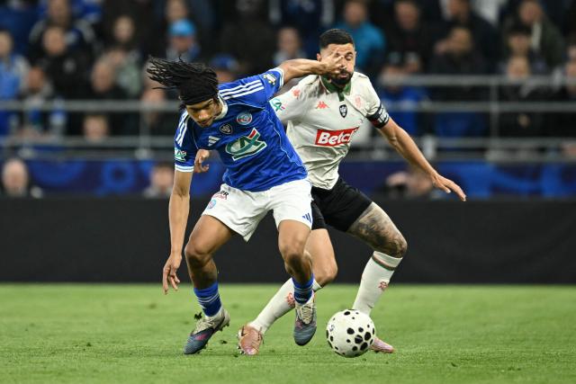 Strasbourg's Polish midfielder #08 Maxi Oyedele (CL) and Nice's French midfielder #08 Morgan Sanson (CR) fight for the ball during the French Cup semi-final football match between RC Strasbourg Alsace and OGC Nice at the Stade de la Meinau in Strasbourg, eastern France, on April 22, 2026. (Photo by SEBASTIEN BOZON / AFP)