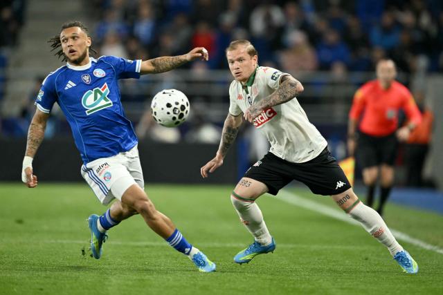 Nice's French defender #26 Melvin Bard (R) and Strasbourg's Belgian forward #07 Diego Da Silva Moreira (L) fight for the ball during the French Cup semi-final football match between RC Strasbourg Alsace and OGC Nice at the Stade de la Meinau in Strasbourg, eastern France, on April 22, 2026. (Photo by SEBASTIEN BOZON / AFP)