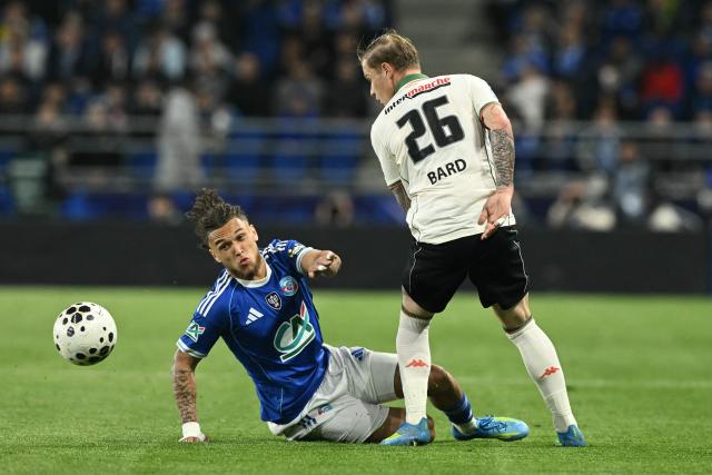 Strasbourg's Belgian forward #07 Diego Da Silva Moreira (L) and Nice's French defender #26 Melvin Bard (R) fight for the ball during the French Cup semi-final football match between RC Strasbourg Alsace and OGC Nice at the Stade de la Meinau in Strasbourg, eastern France, on April 22, 2026. (Photo by SEBASTIEN BOZON / AFP)