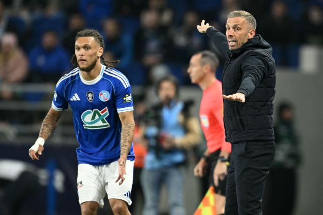 Strasbourg's British Head coach Gary O'Neil (R) gestures from the techincal area in front of Strasbourg's Belgian forward #07 Diego Da Silva Moreira (L) during the French Cup semi-final football match between RC Strasbourg Alsace and OGC Nice at the Stade de la Meinau in Strasbourg, eastern France, on April 22, 2026. (Photo by SEBASTIEN BOZON / AFP)