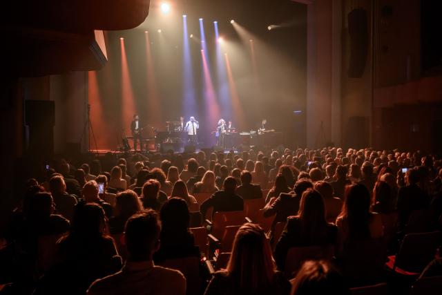 French pop and jazz singer Julie Pietri performs during a tribute concert entitled “Au cњur de Crans” for the victims of the New Year’s Eve bar fire in Crans-Montana, at the Salle Mйtropole in Lausanne on April 22, 2026. The fire that broke out in the bar "Le Constellation" during New Year celebrations, claimed 41 lives, most of them teenagers, and injured 115 others. (Photo by Fabrice COFFRINI / AFP)