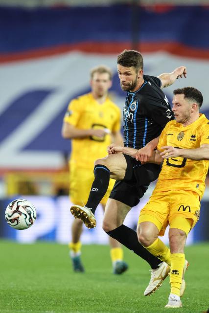 Club Brugge's Belgian defender #44 Brandon Mechele fights for the ball with Mechelen' Swedish forward #19 Kerim Mrabti during the Belgian "Pro League" First Division football match between Club Brugge KV and KV Mechelen at the Jan Breydel Stadium in Bruges on April 22, 2026. (Photo by BRUNO FAHY / BELGA / AFP) / Belgium OUT