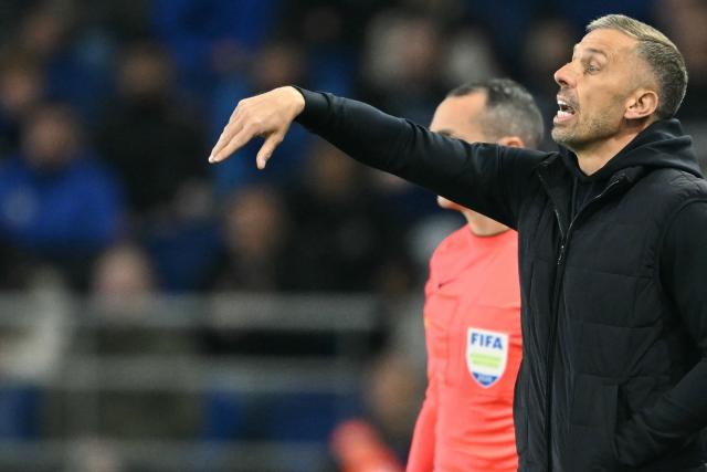 Strasbourg's British Head coach Gary O'Neil (R) gestures from the techincal area during the French Cup semi-final football match between RC Strasbourg Alsace and OGC Nice at the Stade de la Meinau in Strasbourg, eastern France, on April 22, 2026. (Photo by SEBASTIEN BOZON / AFP)