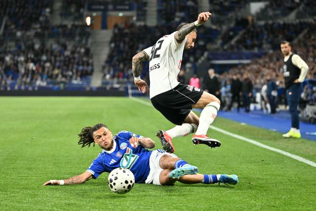 Strasbourg's Belgian forward #07 Diego Da Silva Moreira (L) and Nice's French defender #92 Jonathan Clauss (R) fight for the ball during the French Cup semi-final football match between RC Strasbourg Alsace and OGC Nice at the Stade de la Meinau in Strasbourg, eastern France, on April 22, 2026. (Photo by SEBASTIEN BOZON / AFP)