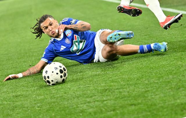 Strasbourg's Belgian forward #07 Diego Da Silva Moreira (L) slides for the ball during the French Cup semi-final football match between RC Strasbourg Alsace and OGC Nice at the Stade de la Meinau in Strasbourg, eastern France, on April 22, 2026. (Photo by SEBASTIEN BOZON / AFP)