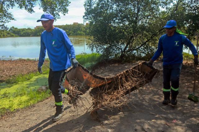 Workers clean the Romulo Gallegos Lagoon in celebration of Earth Day in Lecheria, Anzoategui state, Venezuela, on April 22, 2026. (Photo by Carlos Kike Landaeta / AFP)