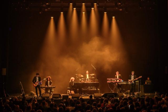 Italian and French singer and songwriter Riccardo Cocciante (C), also known as Richard Cocciante performs during a tribute concert entitled “Au cњur de Crans” for the victims of the New Year’s Eve bar fire in Crans-Montana, at the Salle Mйtropole in Lausanne on April 22, 2026. The fire that broke out in the bar "Le Constellation" during New Year celebrations, claimed 41 lives, most of them teenagers, and injured 115 others. (Photo by Fabrice COFFRINI / AFP)