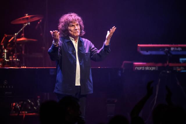 Italian and French singer and songwriter Riccardo Cocciante (C) also known as Richard Cocciante acknowledges the audience during a tribute concert entitled “Au cњur de Crans” for the victims of the New Year’s Eve bar fire in Crans-Montana, at the Salle Mйtropole in Lausanne on April 22, 2026. A benefit concert was held in tribute to the victims of a fire on New Year's Day that killed 41 people in an upscale Swiss ski resort, nearly four months on from the tragedy. (Photo by Fabrice COFFRINI / AFP)