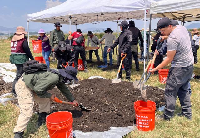 City authorities and relatives of missing persons search for human remains on the shores of Lake Chalco, in the Tlahuac borough of Mexico City, on April 22, 2026. Several groups searching for missing persons said on April 17 they had discovered more than 1,000 bone fragments in a lakeside area of Mexico City, where Mexican authorities have been excavating for more than a week. (Photo by GERARDO MAGALLON / AFP)
