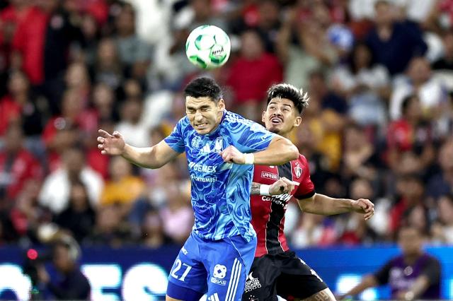 Tigres' defender #27 Jesus Angulo and Atlas' Paraguayan forward #11 Diego Gonzalez fight for the ball during a Mexican League football match between Atlas and Tigres in Guadalajara, Mexico, on April 22, 2026. (Photo by Ulises Ruiz / AFP)
